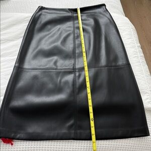 Ellie Tahari faux leather skirt. Sz 4